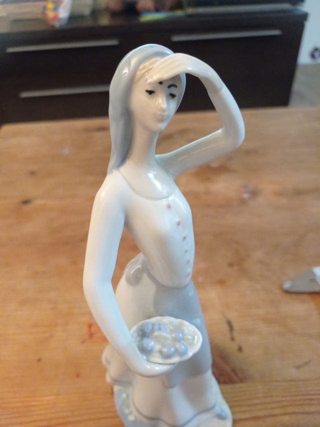 2 figure in porcellana PALES.S.L