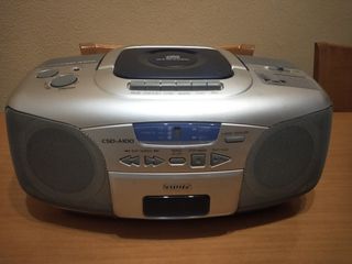 Reproductor de CD, cassettes y radio aiwa.