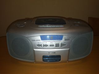 Reproductor de CD, cassettes y radio aiwa.
