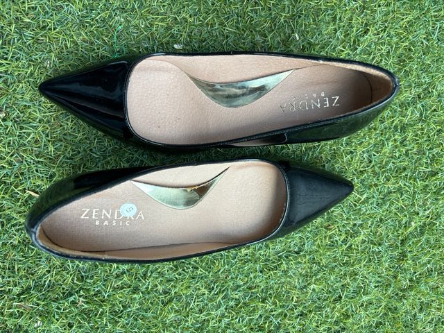 Zapatos de tacón y charol negros de Zendra de segunda mano por 13