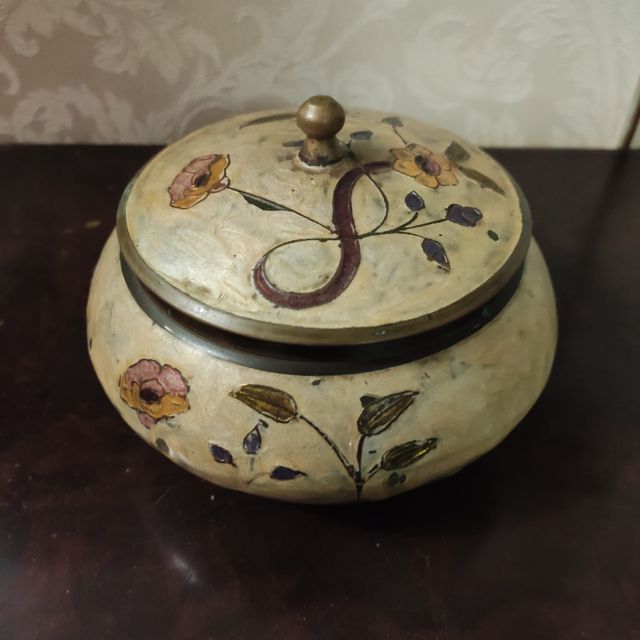 Caja de cerámica antigua