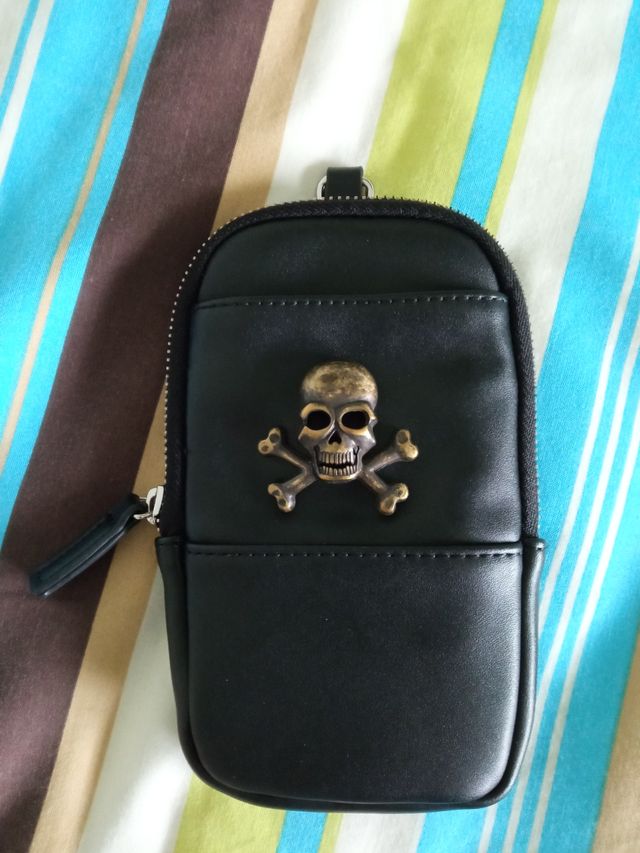 Bolsito guarda llaves, etc. con calavera pirata
