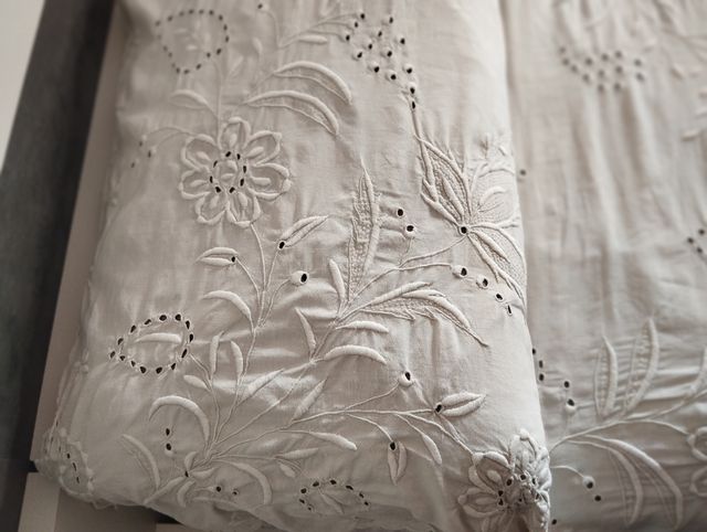 Colcha bordada antigua