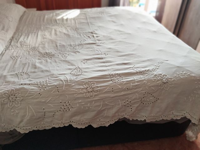 Colcha bordada antigua