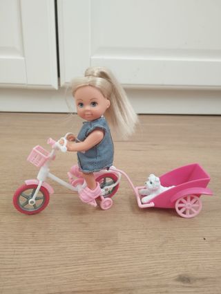 Muñeca tamaño Barbie con moto 
