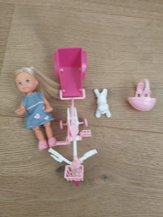 Muñeca tamaño Barbie con moto 