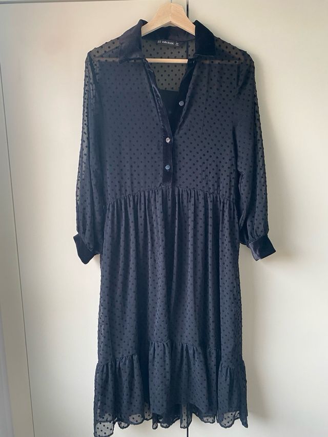 Vestido negro con lunares de Zara