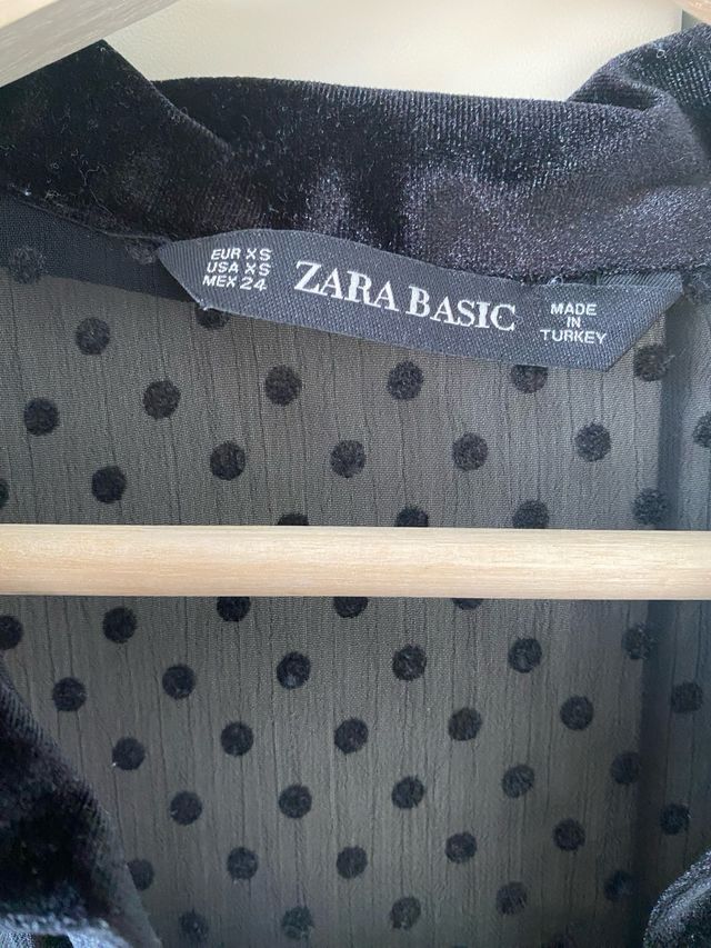 Vestido negro con lunares de Zara