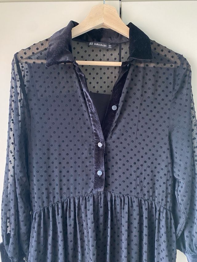 Vestido negro con lunares de Zara
