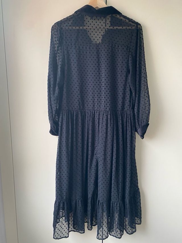 Vestido negro con lunares de Zara