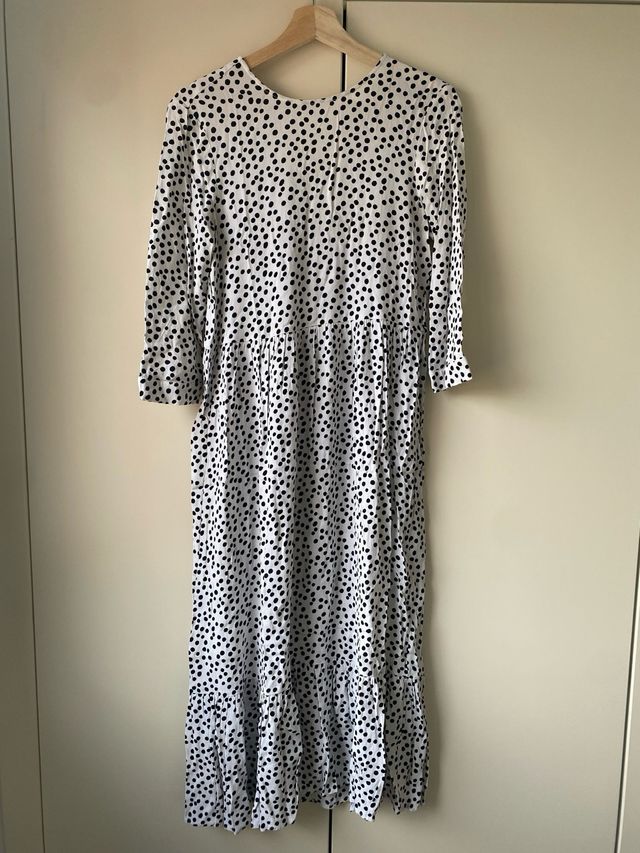 Vestido blanco con lunares negros de Zara