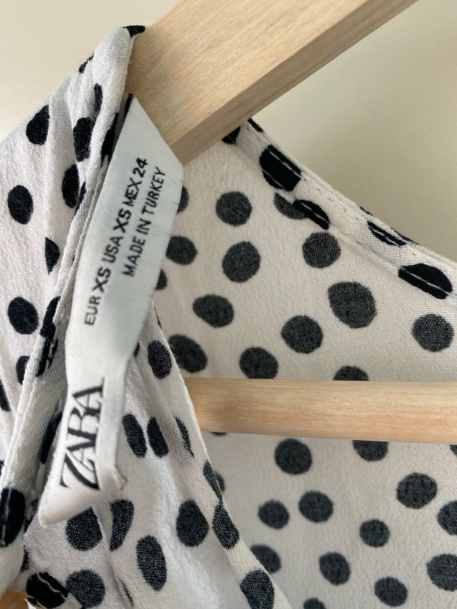 Vestido blanco con lunares negros de Zara