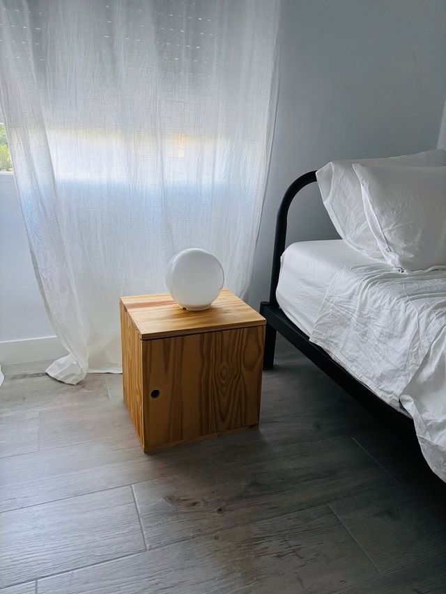 Mesita de noche madera maciza