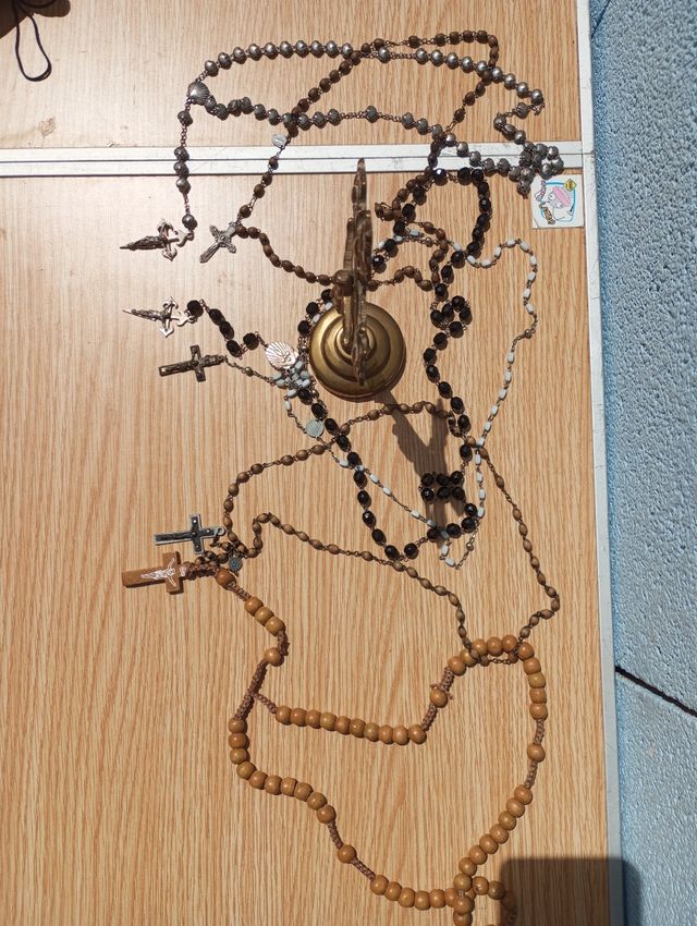 Rosarios y figura antiguo