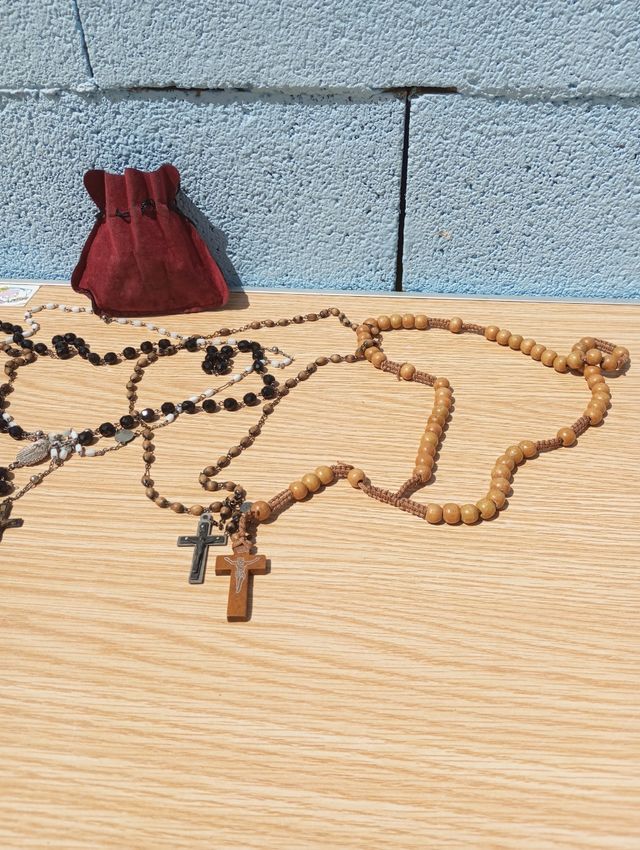 Rosarios y figura antiguo