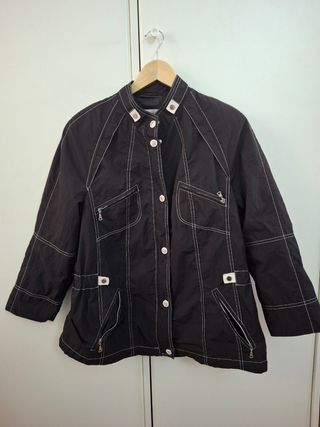 Parka negra con pespuntes blancos