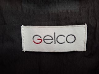 Parka negra con pespuntes blancos