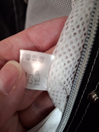 Parka negra con pespuntes blancos