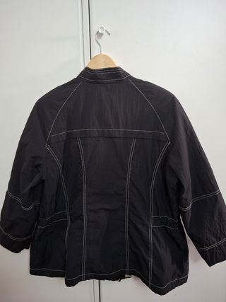 Parka negra con pespuntes blancos