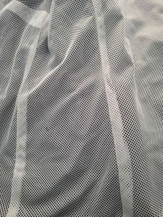 Parka negra con pespuntes blancos