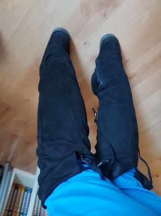 Botas altas de ante negras 