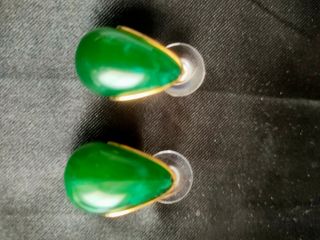 Pendientes verdes chapados en oro