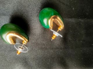Pendientes verdes chapados en oro