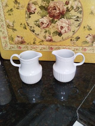 Dos jarras pequeñas