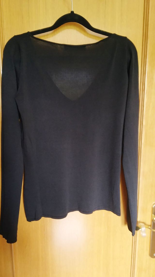Jersey negro de punto  de mujer,  escote en pico