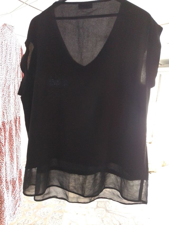 Camisa negra con motivo