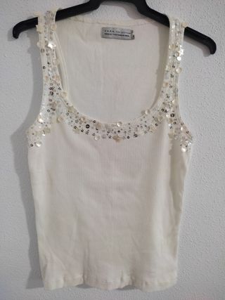Camiseta blanca con detalles en escote