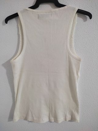 Camiseta blanca con detalles en escote