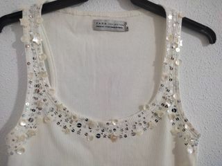 Camiseta blanca con detalles en escote