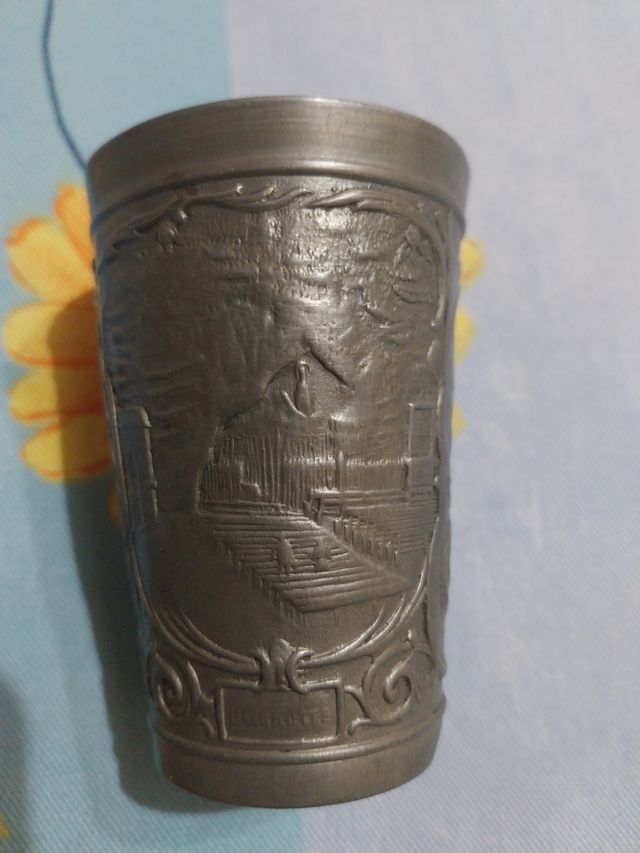 Copa antigua de plomo