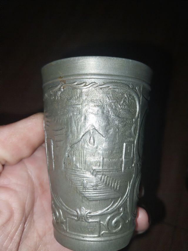 Copa antigua de plomo