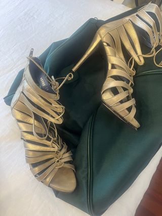 Sandalia-bota dorada 39