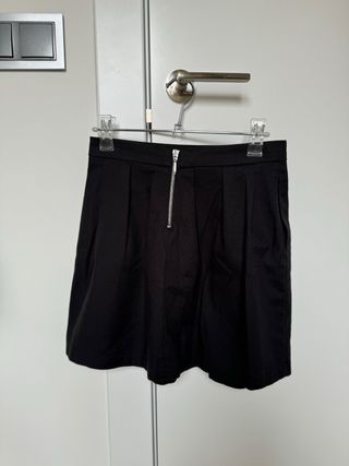 Falda vuelo negra Stradivarius