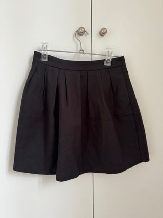 Falda vuelo negra Stradivarius