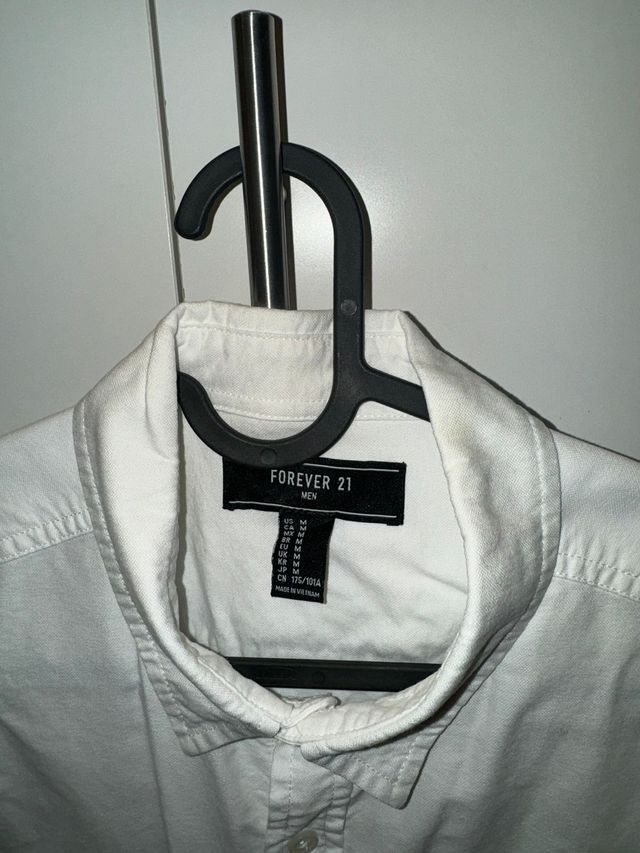 Camisa blanca con bolsillo - talle M
