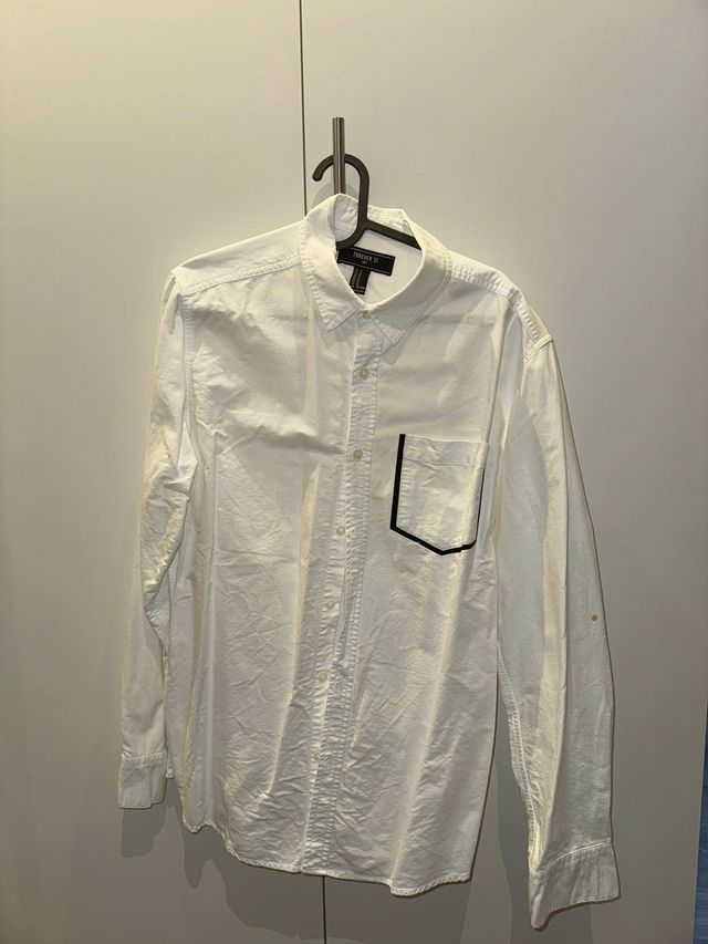 Camisa blanca con bolsillo - talle M