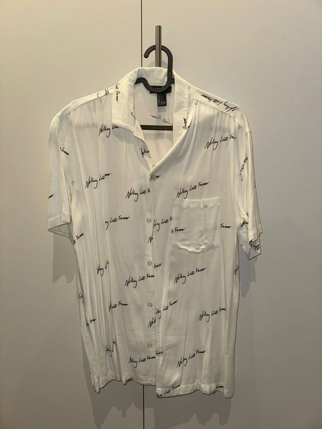 Camisa Blanca con palabras - mangas cortas.