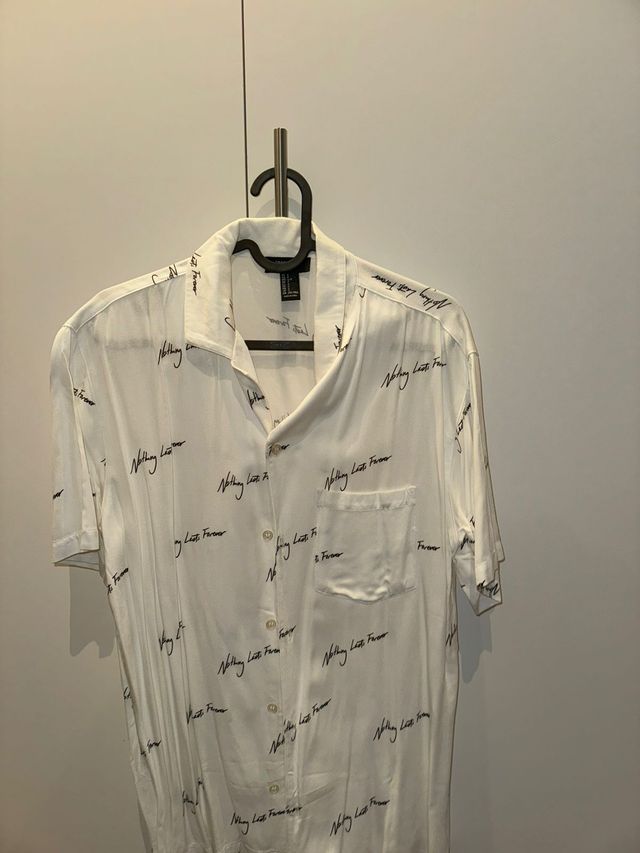Camisa Blanca con palabras - mangas cortas.