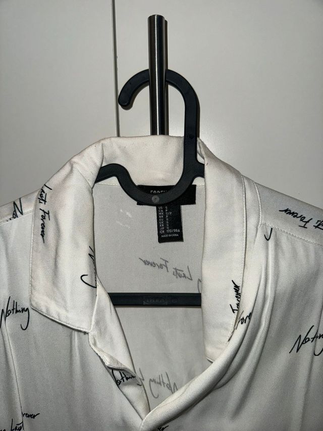 Camisa Blanca con palabras - mangas cortas.