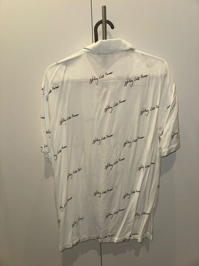 Camisa Blanca con palabras - mangas cortas.