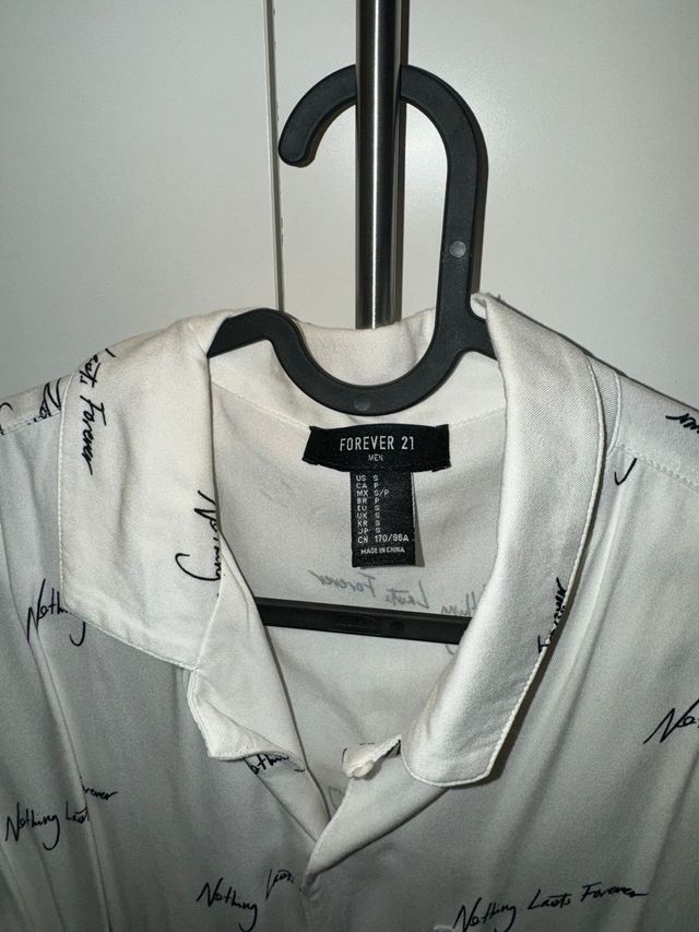 Camisa Blanca con palabras - mangas cortas.