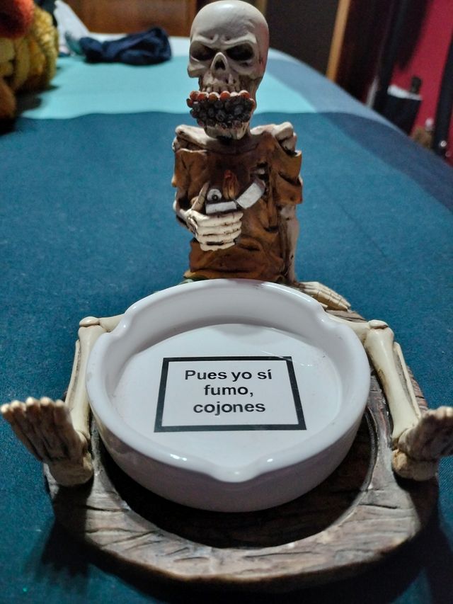 Cenicero con esqueleto