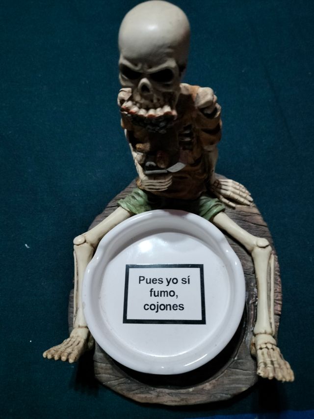 Cenicero con esqueleto