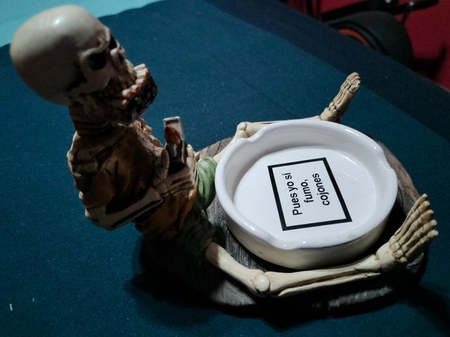 Cenicero con esqueleto