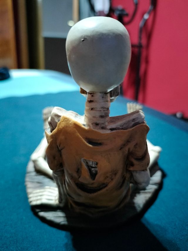 Cenicero con esqueleto