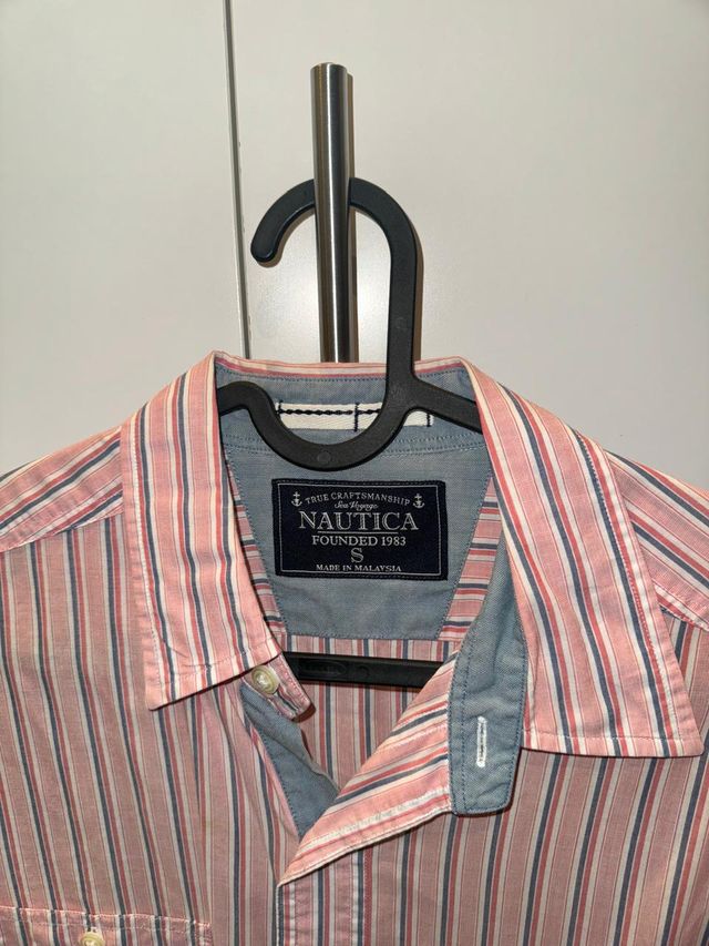 Camisa con rayas rojas y azules - Marca: Nautica